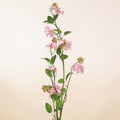 Ein künstlicher kunstzweig apfelblüte mit zarten rosa blüten und glänzenden grünen blättern