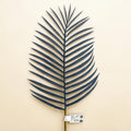 Dunkelblaue metallwanddekoration in form eines palmwedels namens farnblatt blau