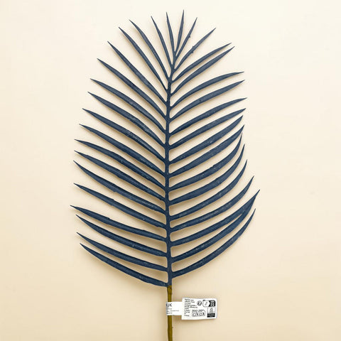 Dunkelblaue metallwanddekoration in form eines palmwedels namens farnblatt blau