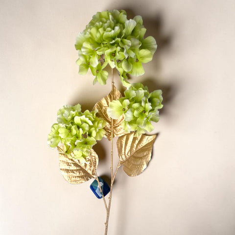Ein künstlicher hortensienzweig mit hellgrünen blüten und metallic goldenen blättern 88 cm lang