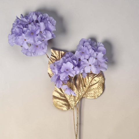 Lavendelfarbene hortensie flieder mit goldenen stielen 88 cm und metallischen goldakzenten in der blüte