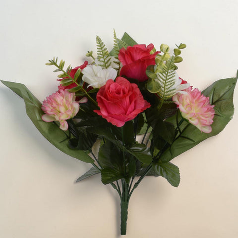 Eine lebendige künstliche blumenstrauß straus multicolor mit pinken und weißen rosen sowie grünen farnen aus synthetischem material