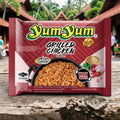 Yumyum gegrillte hühnchen instantnudeln 60 g in rot-weiß verpackung mit schwarzer wok-illustration
