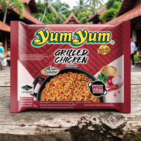 Yumyum gegrillte hühnchen instantnudeln 60 g in rot-weiß verpackung mit schwarzer wok-illustration