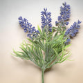 Künstlicher lavendel am stiel mit leuchtend violetten blüten und üppigem grün für dekorative zwecke