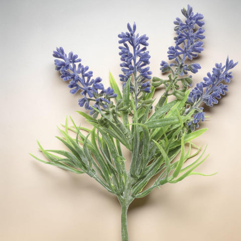Künstlicher lavendel am stiel mit leuchtend violetten blüten und üppigem grün für dekorative zwecke